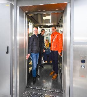 Erster erneuerter Aufzug auf der Stadtbahnbrücke geht in Betrieb